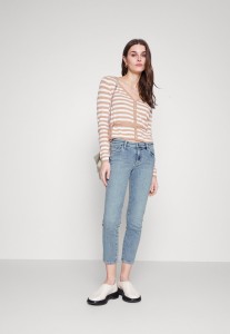 b81639a3ba2a1bffaa56b8570c910fe8.jpg