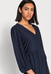 135e71bb1708b6443a4291e9ffaca4c3.jpg