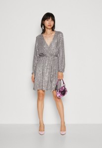 3f1b5856efa4cb4fef83e10458b20d06.jpg