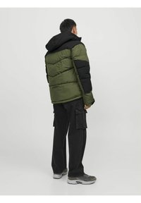 bb898d2f5106f7d71eb75ef615758cc8.jpg