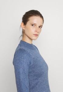 22450754_3.jpg