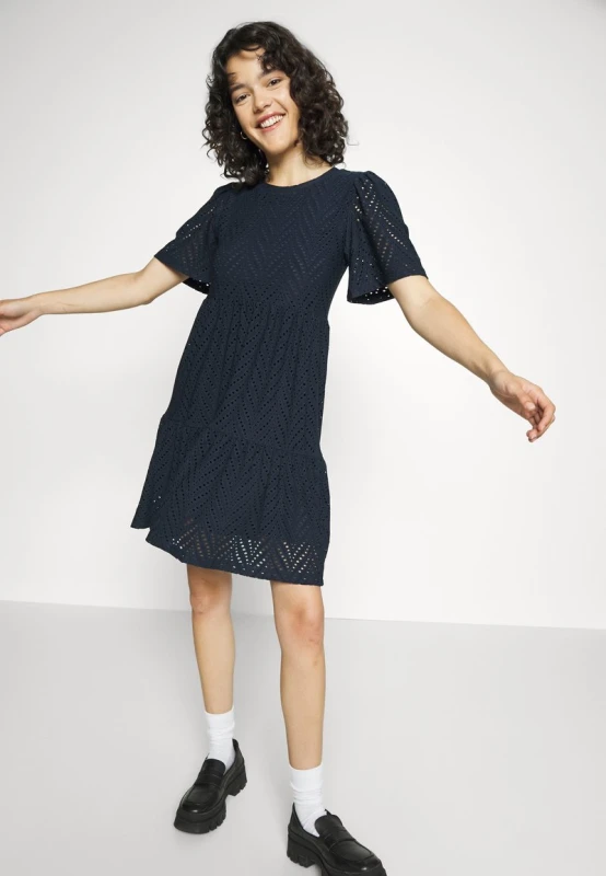 c8392bf48d8a0ca2356004cce616bcf8.jpg