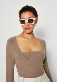 964da1e1ea923e9756d02d110bc382cb.jpg